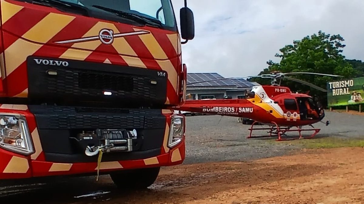 Condutor e passageira ficam presos em carro submerso após saída de pista na BR-470 em Rodeio