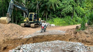 Equipes da Prefeitura de Timbó trabalham para liberar estradas na localidade da Mulde após temporais