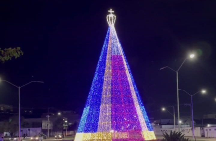 Árvore gigante em formato de Nossa Senhora Aparecida vira destaque da decoração natalina em Pouso Alegre