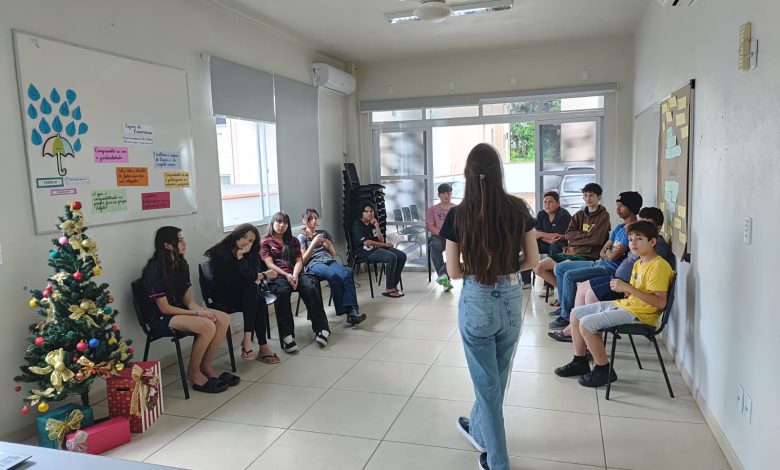 CRAS de Timbó incentiva autoconhecimento em oficina voltada a adolescentes