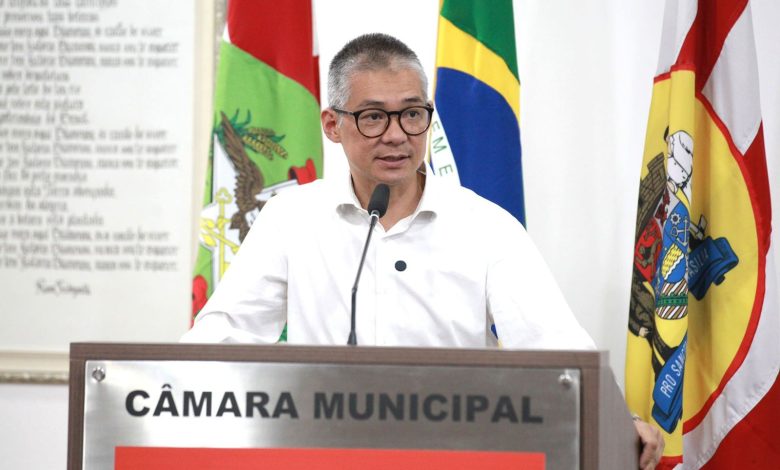 Ação popular do vereador Mário Kato pede suspensão de pesquisa contratada pela Prefeitura de Blumenau