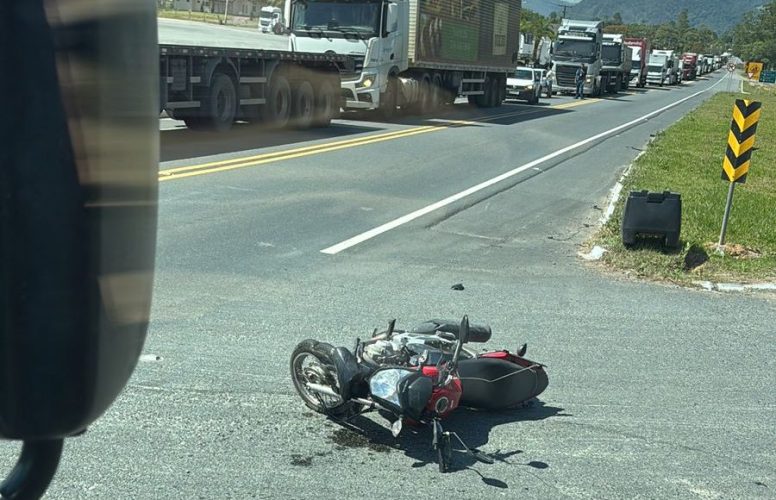 Colisão entre carro e moto deixa feridos e mobiliza resgate na BR-470, em Ascurra