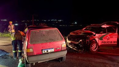 Colisão com viatura da PM deixa um morto e detido ferido na BR-470