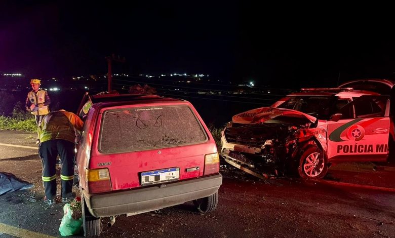 Colisão com viatura da PM deixa um morto e detido ferido na BR-470