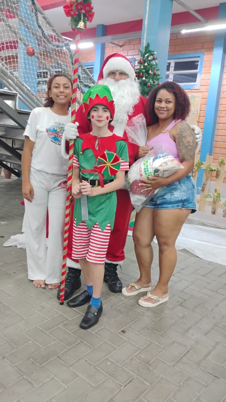Abadá Capoeira promove ceia de Natal para 60 crianças e suas famílias em Timbó