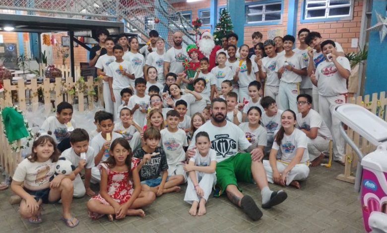 Abadá Capoeira promove ceia de Natal para 60 crianças e suas famílias em Timbó