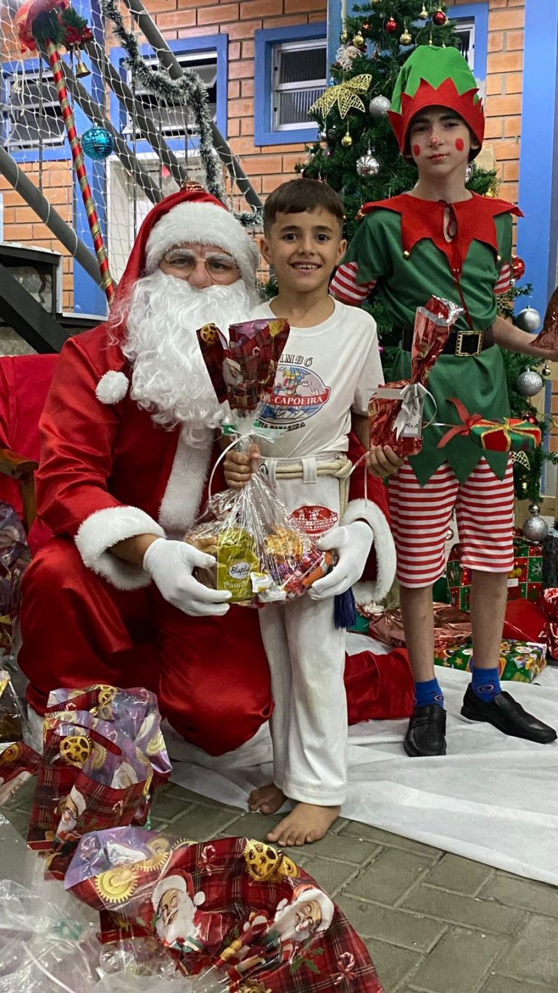 Abadá Capoeira promove ceia de Natal para 60 crianças e suas famílias em Timbó