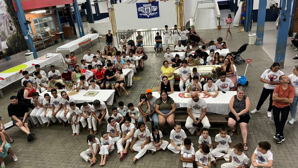 Abadá Capoeira promove ceia de Natal para 60 crianças e suas famílias em Timbó