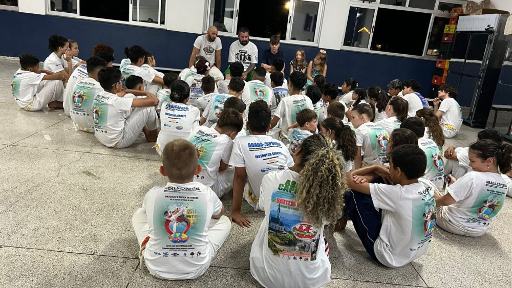 Abadá Capoeira promove ceia de Natal para 60 crianças e suas famílias em Timbó