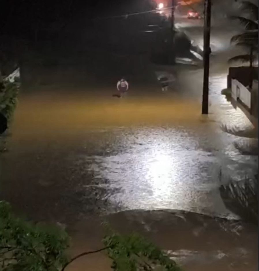 Forte chuva provoca alagamentos em Timbó e idosa de 80 anos é retirada de casa pela Defesa Civil