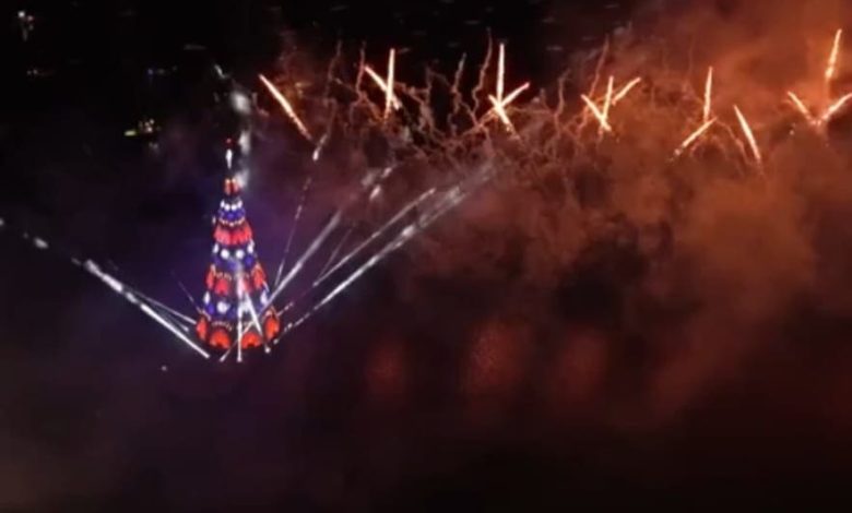 Árvore de Natal flutuante encanta público na Enseada de Botafogo em noite de inauguração