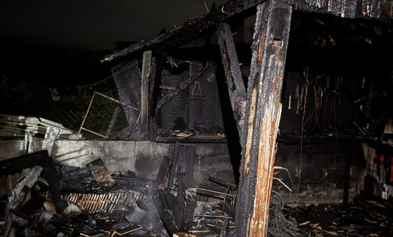 Rancho é destruído por incêndio no bairro Capitais, em Timbó