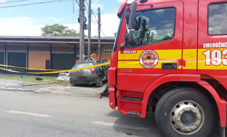 Jovem de 22 anos morre após carro colidir contra poste em Blumenau