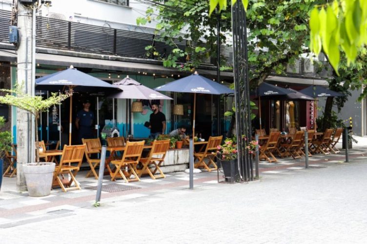 Mesas na rua: entenda como funcionam as normas para usar o espaço público em Blumenau
