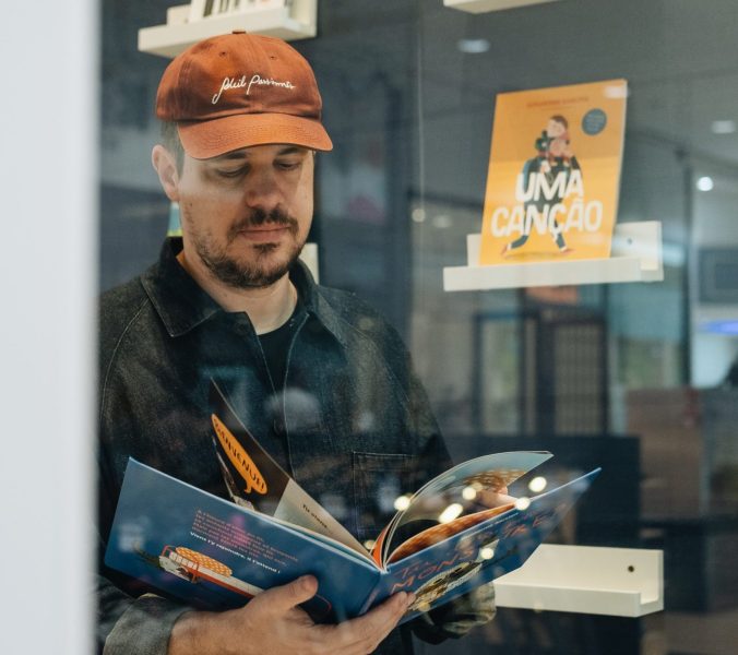 História de escritor catarinense com livros publicados em 30 idiomas é retratada em documentário