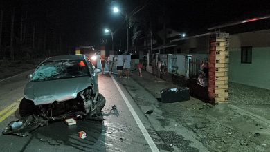 Saída de pista seguida de colisão, em Rodeio, deixa dois homens feridos; um deles foi arremessado do veículo