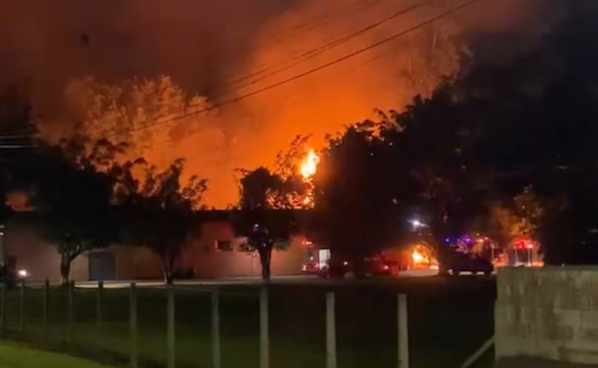 Incêndio de grandes proporções atinge empresa de portas em Timbó