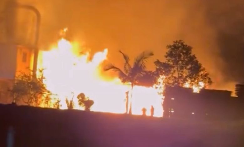 Incêndio de grandes proporções atinge empresa de portas em Timbó