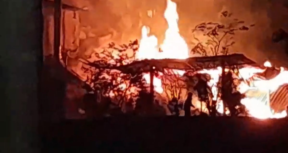Incêndio de grandes proporções atinge empresa de portas em Timbó