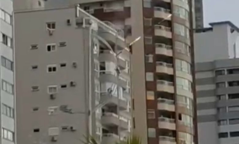 Fogos em prédio, ânimos exaltados e algemas: noite tensa em condomínio de SC