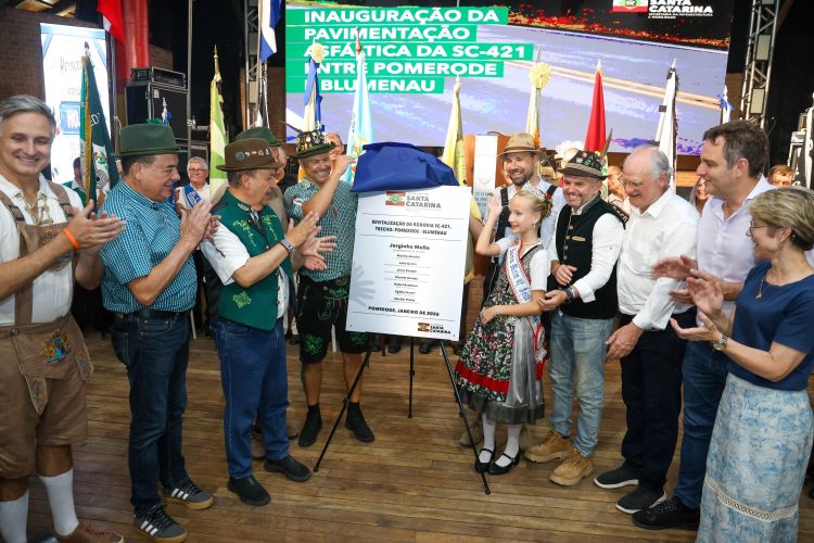 Governo de SC entrega pavimentação da SC-421 durante abertura da Festa Pomerana