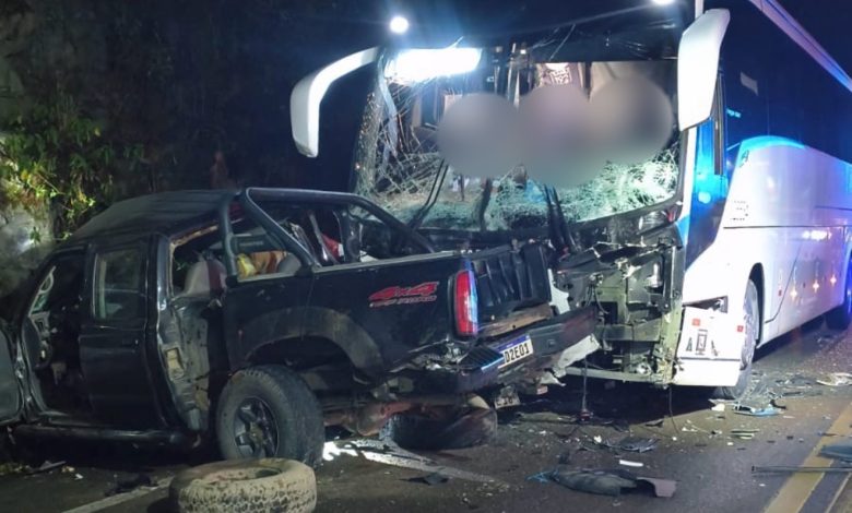 Batida violenta entre carro e ônibus deixa dois mortos e dez feridos leves na BR-470, em Ibirama