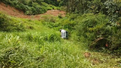Carro despenca em ribanceira após perder o controle na Serra do Rio Rosina, em Rio dos Cedros