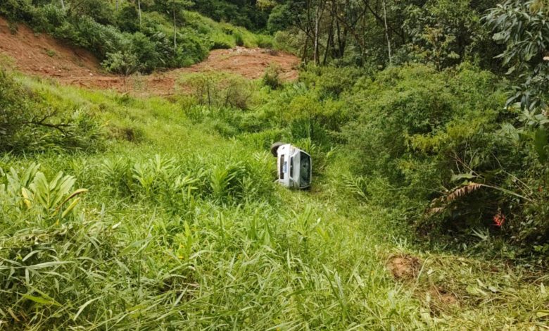 Carro despenca em ribanceira após perder o controle na Serra do Rio Rosina, em Rio dos Cedros