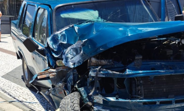 Condutor perde controle do veículo e colide contra poste em Blumenau