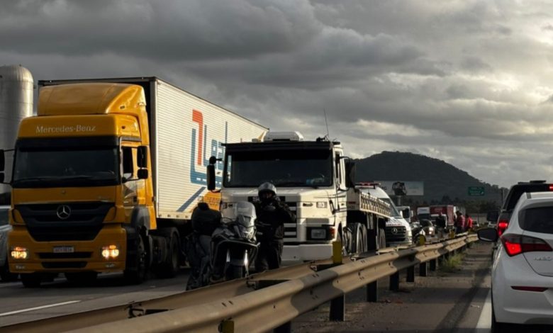 Garupa de motocicleta morre e condutor fica gravemente ferido após colisão com carreta na BR-101, em Itajaí