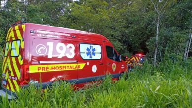 Mulher é resgatada pelos bombeiros após passar mal ao final de trilha, em Pomerode