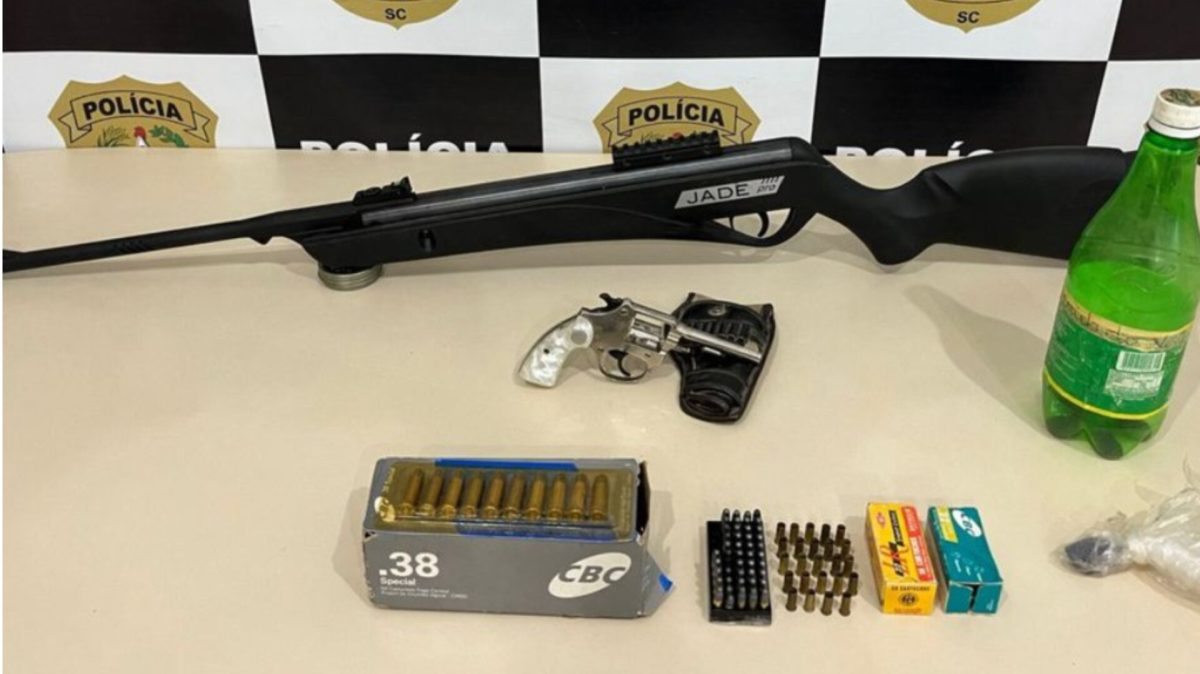 Homem é preso após polícia encontrar “chumbinho” e arma de fogo em operação contra envenenamento de animais em Blumenau