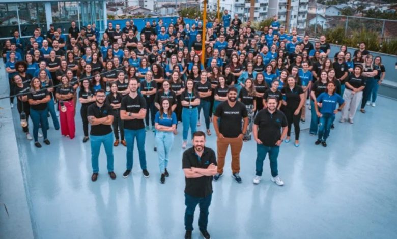 Empresa de SC surpreende e paga bônus equivalente a oito salários a cada funcionário
