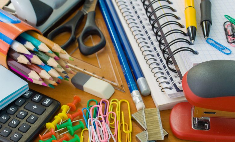 Pesquisa do Procon de Timbó aponta variação de preços em materiais escolares e orienta consumidores na volta às aulas