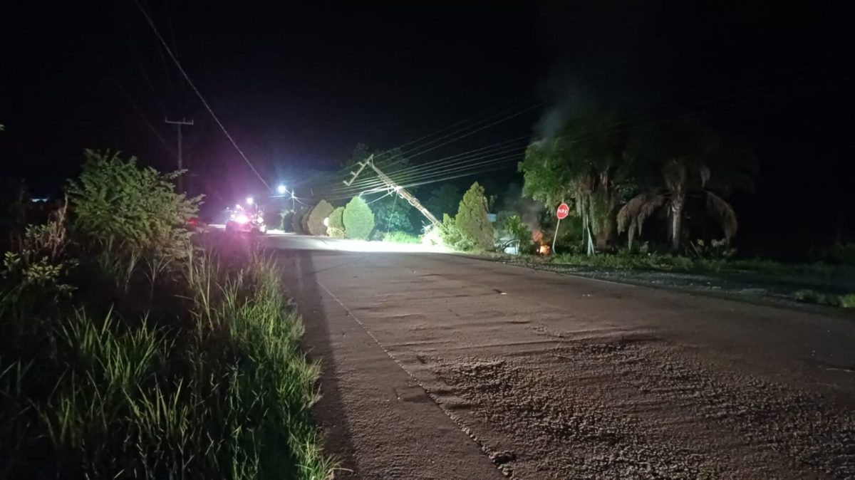 Professor morre em SC após colidir contra poste; veículo pegou fogo