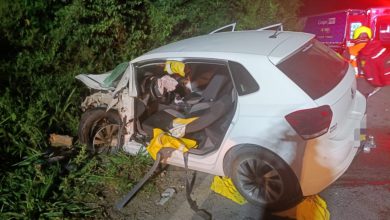 Colisão frontal na BR-470, em Indaial, deixa motorista preso às ferragens