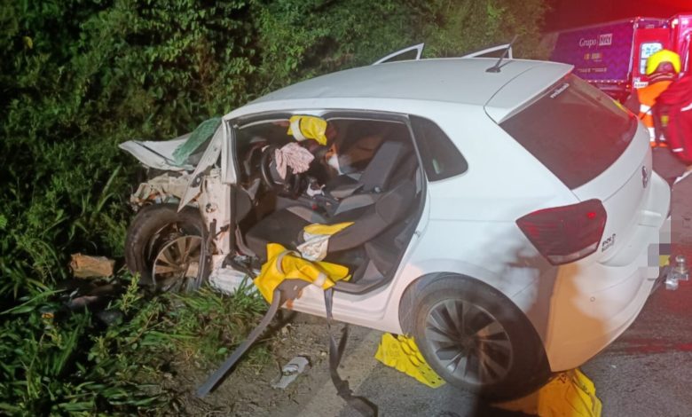 Colisão frontal na BR-470, em Indaial, deixa motorista preso às ferragens