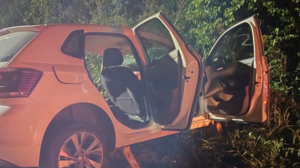 Colisão frontal na BR-470, em Indaial, deixa motorista preso às ferragens