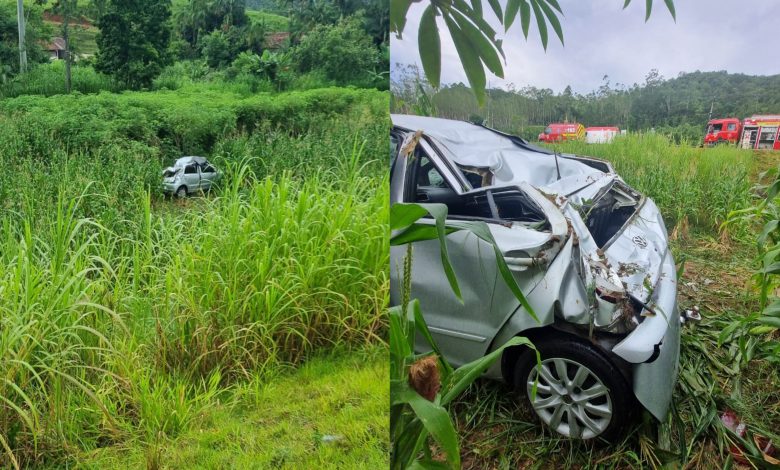 Veículo capota na SC-110 e deixa dois jovens feridos entre Pomerode e Jaraguá do Sul