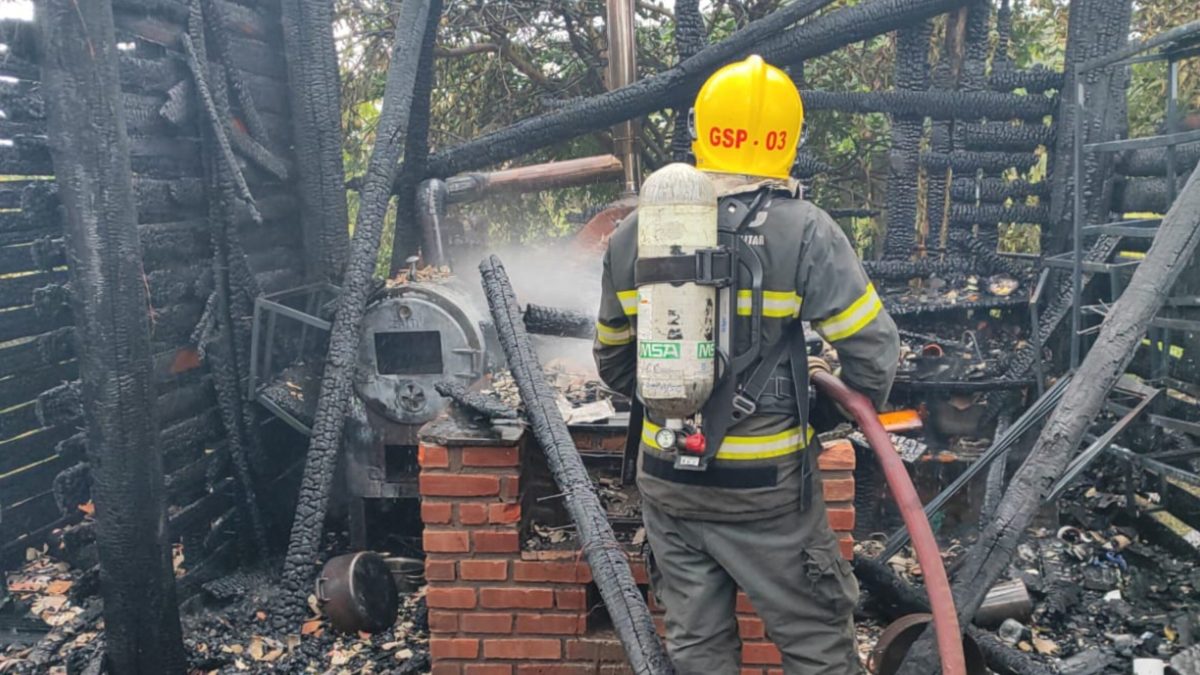 Incêndio destrói área de lazer em residência no bairro Sete de Setembro, em Gaspar