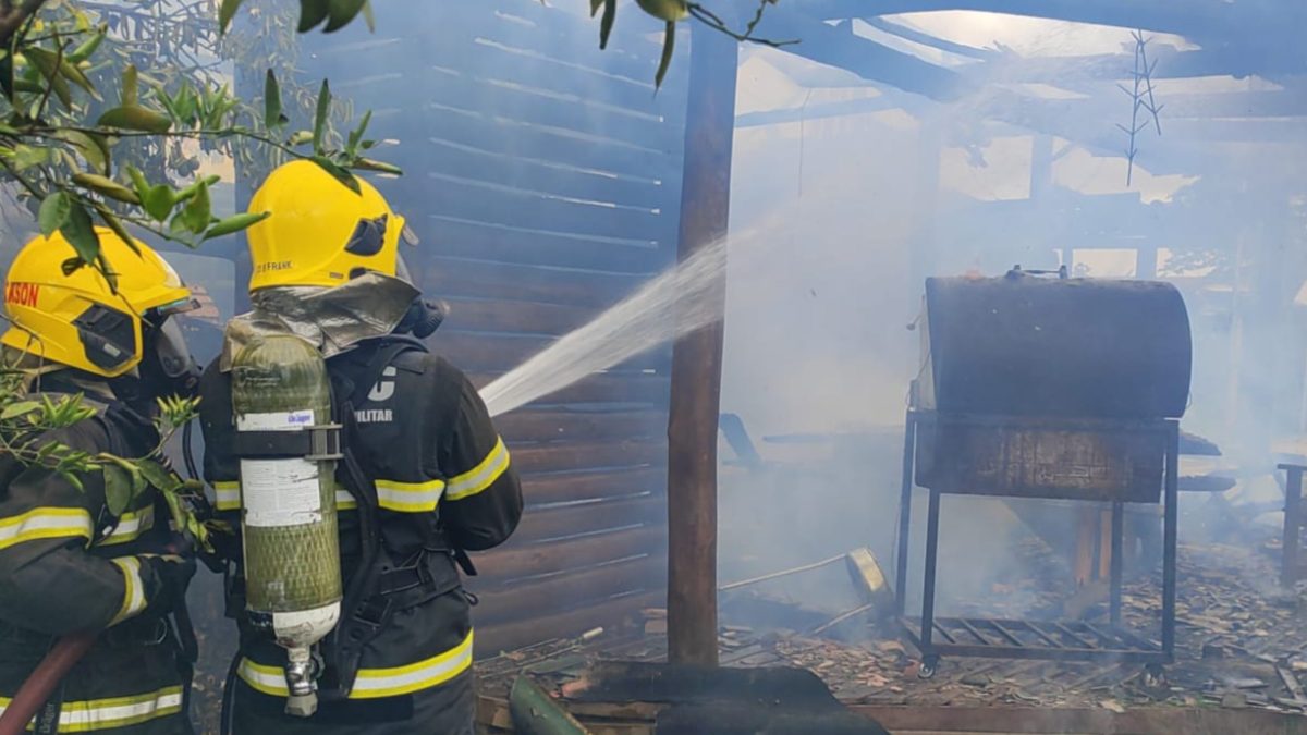 Incêndio destrói área de lazer em residência no bairro Sete de Setembro, em Gaspar