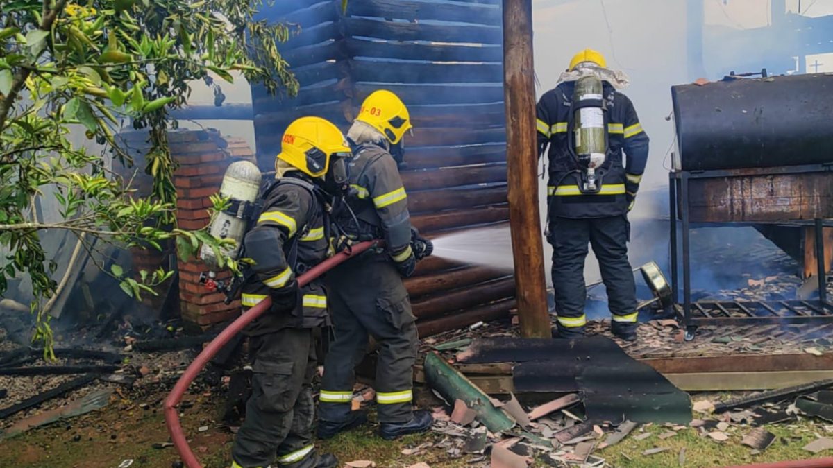 Incêndio destrói área de lazer em residência no bairro Sete de Setembro, em Gaspar