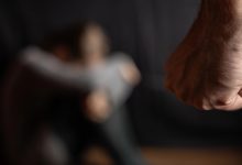 Em Blumenau, mulher é agredida e ameaçada de morte pelo companheiro após ser acusada de traí-lo