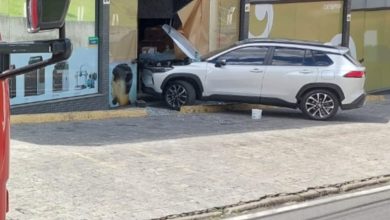 Carro colide contra fachada de comércio e condutora é levada ao hospital em Blumenau