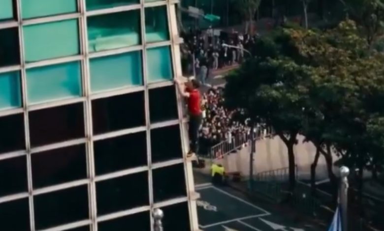 Americano entra para a história após escalar prédio de 508 metros sem proteção