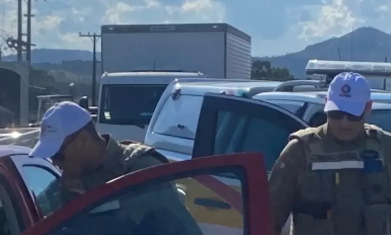 Em surto e com CNH suspensa, motorista mobiliza várias viaturas após fuga na Serra