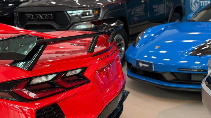 Exposição de supercarros transforma Norte Shopping Blumenau em vitrine do automobilismo