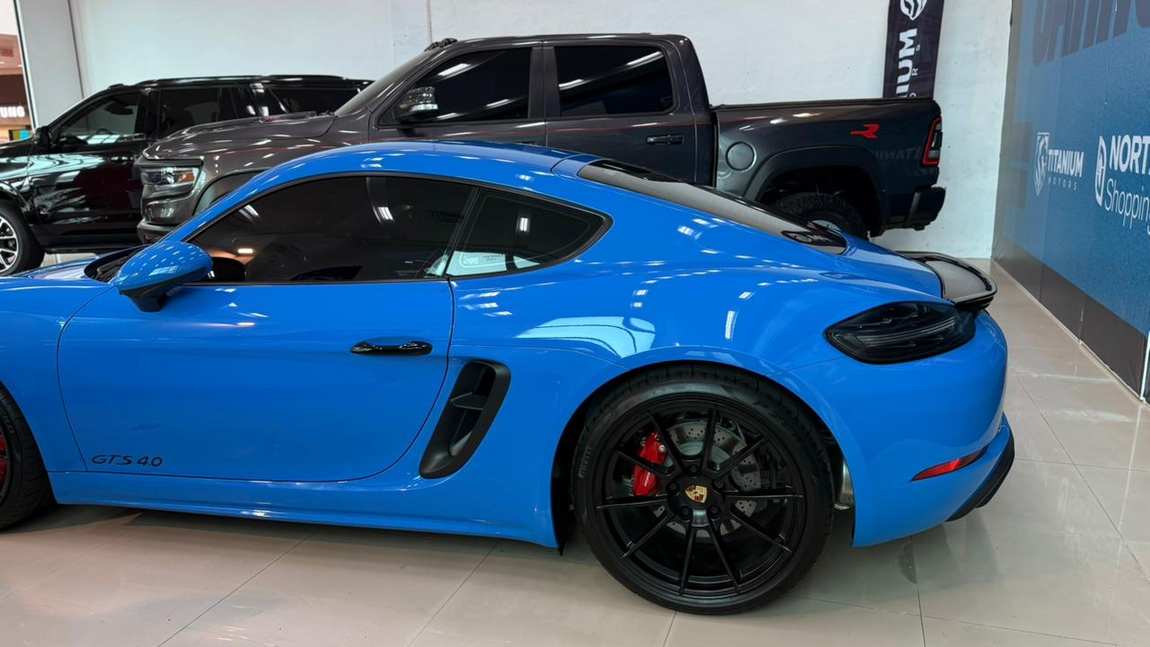 Exposição de supercarros transforma Norte Shopping Blumenau em vitrine do automobilismo