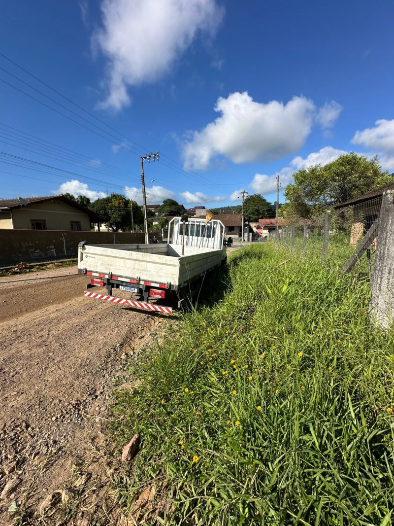 Imóvel abandonado usado por usuários de drogas é limpo após ação da Prefeitura e do SAMAE em Timbó