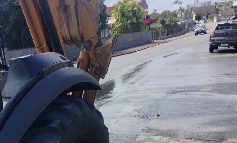 Vazamento em adutora deixa bairros sem água neste domingo em Timbó